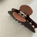 Détail d'une grande pince à cheveux marron foncé avec logo doré fait à la main - 10.5cm / Café Foncé