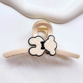 Dettaglio di un fermaglio per capelli beige con un orso a rombi e un fiocco nero - Bianco Sporco