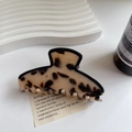 Dettaglio di un fermaglio per capelli vintage in acetato con stampa leopardata crema - Leopardo chiaro
