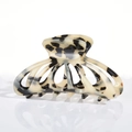 Dettaglio della molletta per capelli in acetato crema con motivo tartarugato vintage su bianco - 8cm / Stampa Leopardata Scura