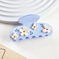 Dettaglio macro di pinza per capelli in acetato con fiori, strass e farfalle - 8cm / Stile Blu
