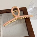 Détail de l'insert en acétate marbré rose sur la pince à cheveux en métal doré poli - Rose Multicolore