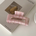 Détail d'une pince à cheveux en acétate marbré rose avec inscription France Handmade - Rose Rayé