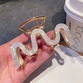 Eleganter goldener M-Haarclip mit perlweißem Acetat-Wellendesign für Damen - 9cm / Meerjungfrau Weiß