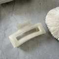 Vue détaillée de la pince à cheveux en acétate crème avec design rectangulaire et effet marbre - Marbre Blanc Transparent