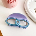 Dettaglio della pinza per capelli lilla in acetato con anelli intrecciati blu chic - Viola Taro