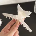 Grosse pince à cheveux papillon en acétate blanc perle tenue à la main en détail - 11cm / Blanc Iridescent