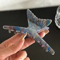 Détail d'une grande pince à cheveux en acétate avec texture marbrée bleue et dents antidérapantes - 11cm / Couleurs Mixtes