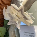 Détail d'une pince à cheveux en forme d'étoile avec strass posée sur un bord de miroir - Blanc (9.2cm)