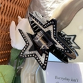 Détail d'une grande pince à cheveux en forme d'étoile avec strass et fini acétate - Noir (9.2cm)