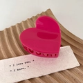 Dettaglio molletta per capelli a forma di cuore rosa acceso su vassoio in legno decorato - Molla a Cuore (A11-5-3) / 6.3cm
