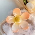 Detalle de pinza para el pelo con forma de flor grande en degradado y acabado brillante - 7.5cm / Naranja