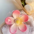 Detalle de pinza para el pelo de flor con degradado rosa y amarillo y acabado brillante - 7.5cm / rosa intenso