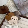Detailaufnahme süßer Hunde-Haarklammern aus Acetat in drei Farben auf einem Tablett - Grau Kaffee Weiß Mix