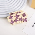 Detalle de una pinza para el cabello de acetato blanco crema con flores moradas en 3D - Flor Púrpura Pinza Blanco Roto 8.5cm
