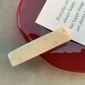 Fermaglio per capelli in acetato beige con strass scintillanti su vassoio rosso - Bianco Gelatina 8.2cm