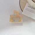 Dettaglio di un grande fermaglio per capelli quadrato con trama marmorizzata colorata - Taglia Piccola / Piccolo Quadrato Multicolore Chiaro