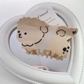 Dettaglio di molletta per capelli a forma di cane in acetato su specchio a forma di cuore - Grande (10cm) / Beige