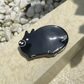 Dettaglio di una graziosa molletta per capelli a forma di maialino nero in acetato lucido - Maialino Nero