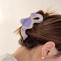 Détail d'une pince à cheveux en acétate avec cœur violet pour chignon élégant - Style Cœur Vague (A11-5-14) / Violet