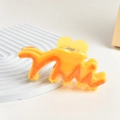 Primer plano detallado de una pinza para el pelo Miu de acetato en color amarillo y naranja - Grande / Amarillo