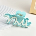 Detalle de pinza de pelo grande azul en acetato con diseño de letras blancas de arte - Grande / Azul