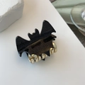 Dettaglio della molletta per capelli a forma di pipistrello nero glitter e oro - Nero