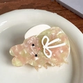 Dettaglio di un fermaglio per capelli a coniglio in acetato rosa su piatto di ceramica bianca - 8.5cm / Floreale Rosa Verde