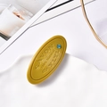 Pinza ovalada de acetato amarillo mostaza con texto en relieve y cristal azul - 5.75cm / Amarillo claro