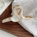 Elegant gold metal hair claw clip featuring iridescent pearly heart shapes - 11.5CM / AB White