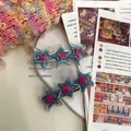 Détail de barrettes étoiles en deux pièces avec résine pailletée bleue et rose - Bleu