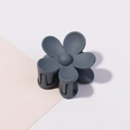 Dettaglio di una molletta per capelli a forma di fiore grigio opaco con texture satinata - 3.5cm / Grigio