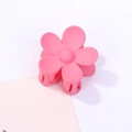 Dettaglio della molletta per capelli a fiore rosa opaco con design classico a cinque petali - 3.5cm / Rosso scuro