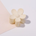Dettaglio di una molletta per capelli a fiore crema opaco con design a cinque petali - 3.5cm / Bianco