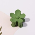 Dettaglio della pinza per capelli a fiore verde opaco con design minimalista a cinque petali - 3.5cm / Verde