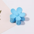 Dettaglio di un fermaglio per capelli opaco azzurro a forma di fiore a cinque petali - 3.5cm / Blu