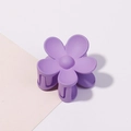 Detailansicht einer matten violetten Blumen-Haarklammer mit fünf Blütenblättern auf weichem Grund - Lila