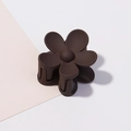 Dettaglio di un fermaglio per capelli opaco marrone caffè a forma di fiore con molla - 3.5cm / Marrone scuro