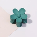 Dettaglio di una pinza per capelli a fiore verde foresta opaco su sfondo pastello minimale - 3.5cm / Blu lago