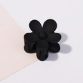 Makroaufnahme der kleinen mattschwarzen Blumen-Haarklammer mit fünfblättrigem Design - Schwarz