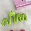 Pinza para el pelo ondulada en color verde hierba brillante sobre fondo rosa - 11cm / Verde Hierba