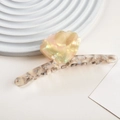 Vista ravvicinata di una pinza per capelli a conchiglia con strass e finitura perlata - A12-22-1 Grigio (circa 12cm)