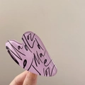 Nahaufnahme einer lila herzförmigen Acryl-Haarklammer mit schwarzer Schreibschrift - Ca. 7,3 cm / Lila