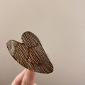 Details der braunen Acryl-Haarklammer in Herzform mit weißer künstlerischer Marmorierung - Ca. 7,3 cm / Kaffee Gebürstet