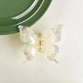 Dettaglio della molletta a farfalla in acetato con strass e molla dorata - Bianco Iridescente (8cm)