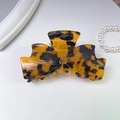 Close-up of tortoiseshell acetate hair claw clip with stylish leopard print texture - 9.5CM / Leopard Print