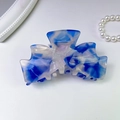 Detalle de pinza para el pelo de acetato con patrón de mármol azul y blanco y dientes entrelazados - 9.5CM / Azul