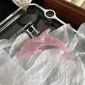 Detail of pink dolphin-shaped hair clip with pearlescent marble texture acetate material - Pink