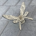 Detailansicht der Schmetterling-Haarklammer in Creme mit schwarzen abstrakten Linien - Cremeweiß