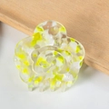 Detailansicht der Blumen-Haarklammer mit gelb-weißem Marmormuster und Hohl-Design - 6.4CM / Hellgelb